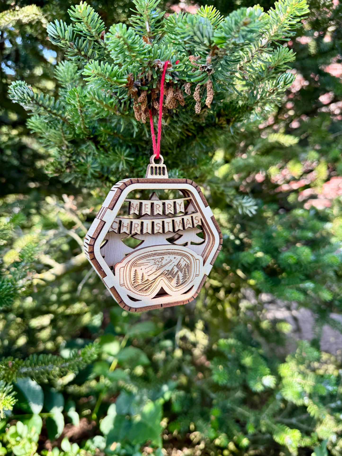 BT by Sonia 3D-Weihnachtskugel aus Holz Skifahren