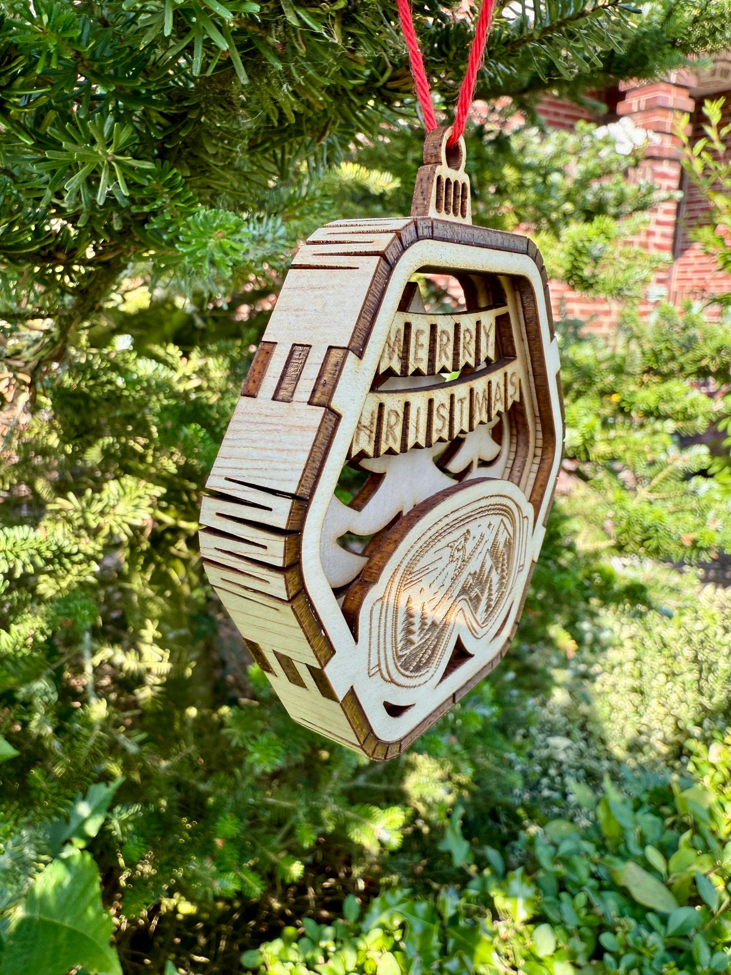 BT by Sonia 3D-Weihnachtskugel aus Holz Skifahren