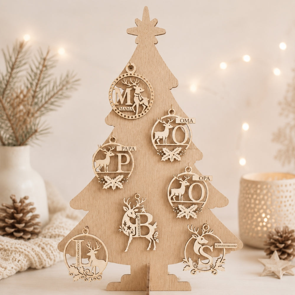 Hölzerne Weihnachtskugel mit personalisiertem Buchstaben und Namen