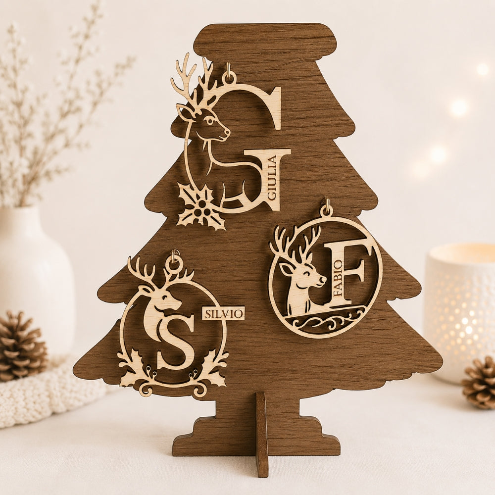 Hölzerne Weihnachtskugel mit personalisiertem Buchstaben und Namen