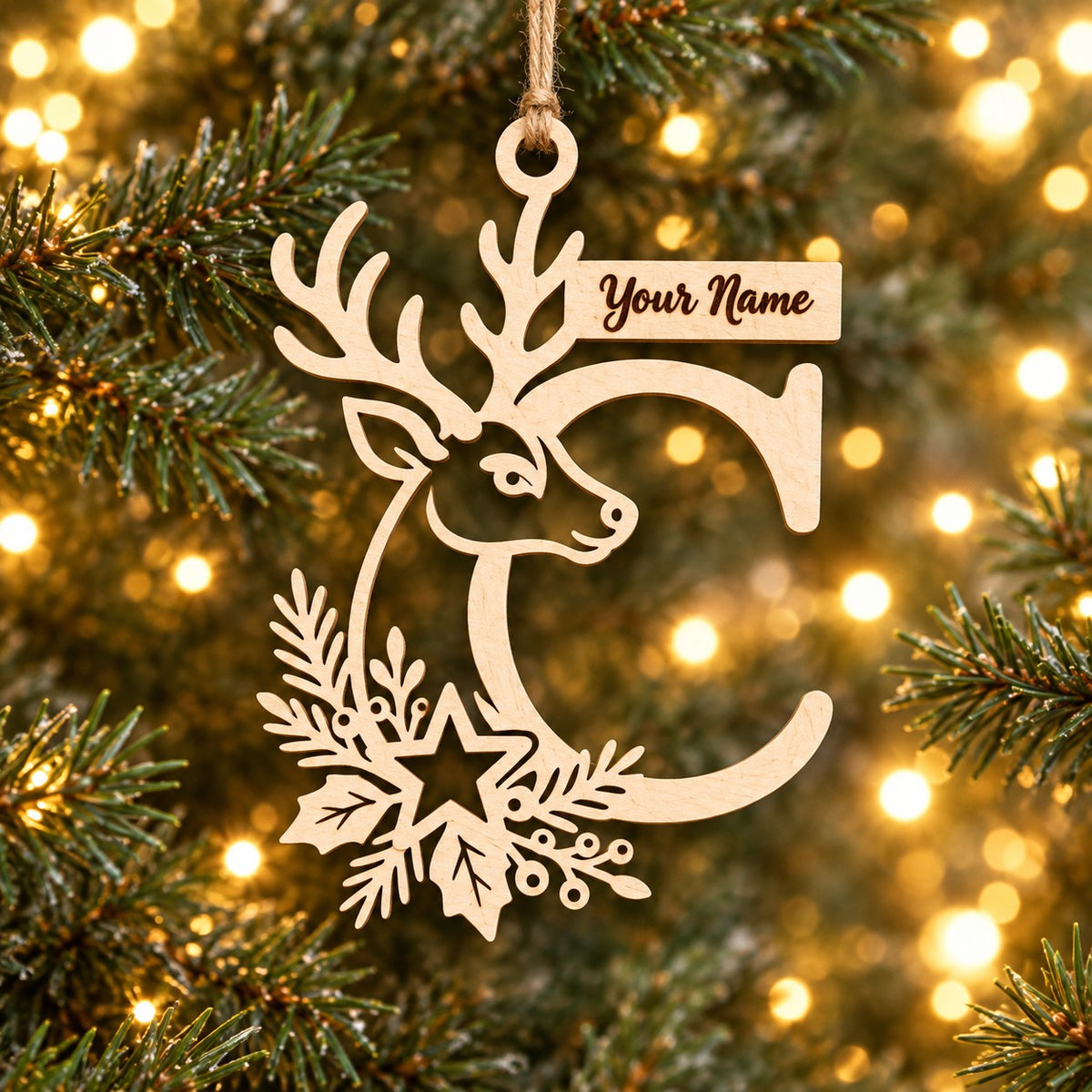 Hölzerne Weihnachtskugel mit personalisiertem Buchstaben und Namen
