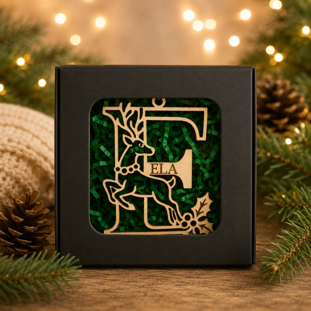 Hölzerne Weihnachtskugel mit personalisiertem Buchstaben und Namen