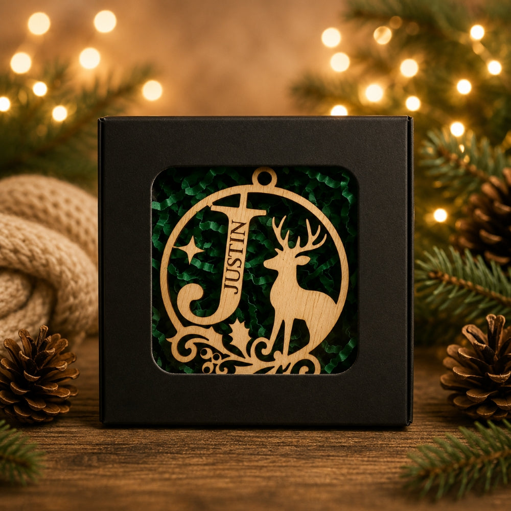 Hölzerne Weihnachtskugel mit personalisiertem Buchstaben und Namen
