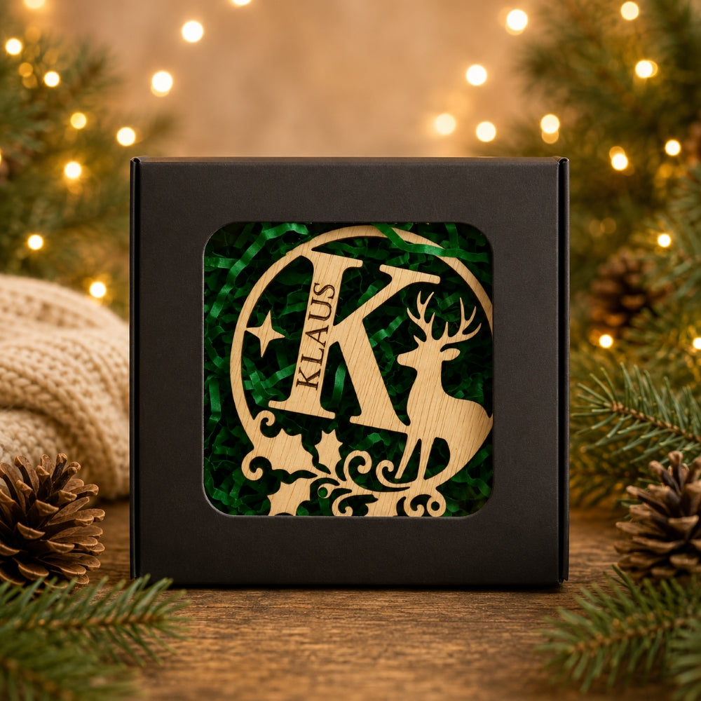 Hölzerne Weihnachtskugel mit personalisiertem Buchstaben und Namen