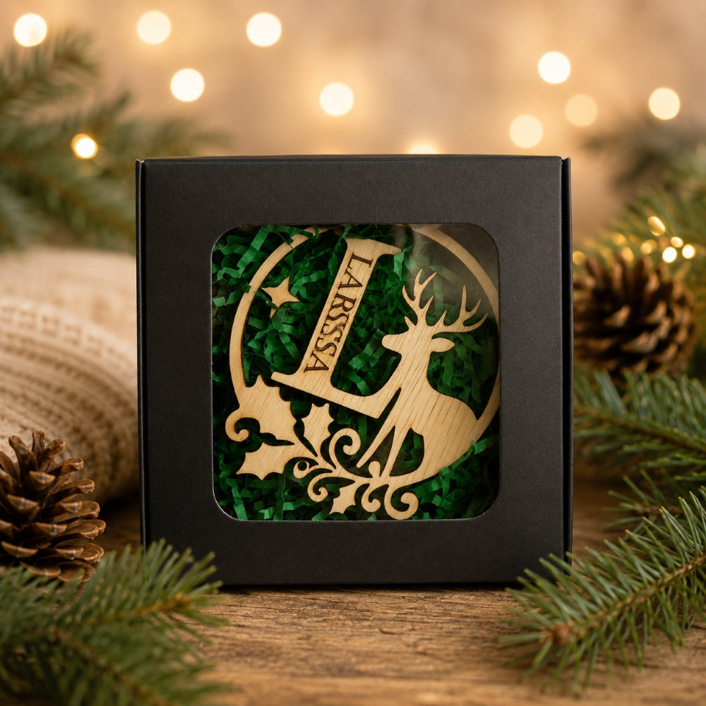 Hölzerne Weihnachtskugel mit personalisiertem Buchstaben und Namen