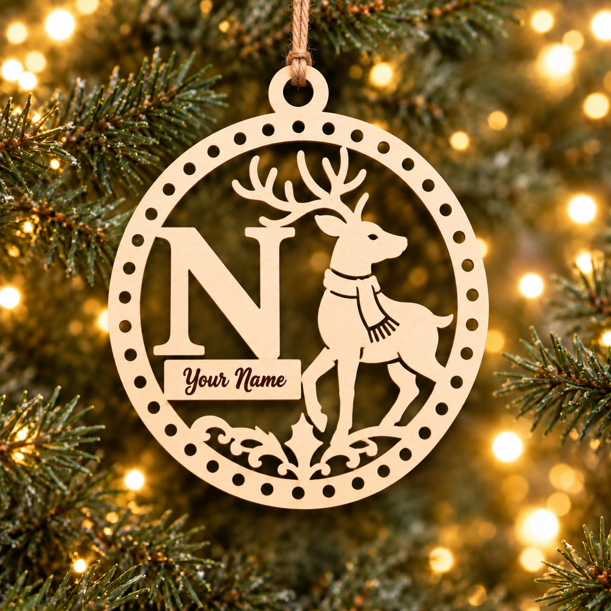 Hölzerne Weihnachtskugel mit personalisiertem Buchstaben und Namen