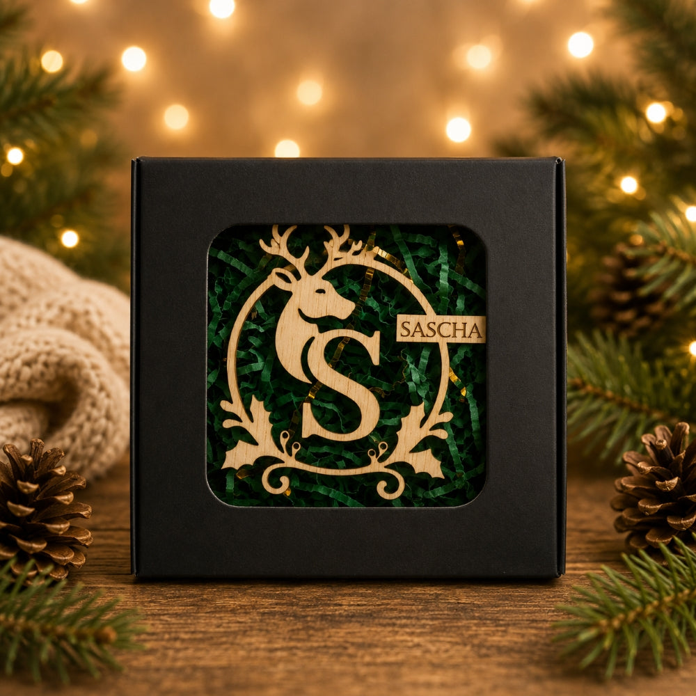 Hölzerne Weihnachtskugel mit personalisiertem Buchstaben und Namen