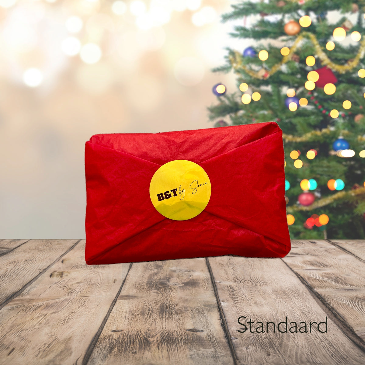 Hölzerne Weihnachtskugel mit personalisiertem Buchstaben und Namen