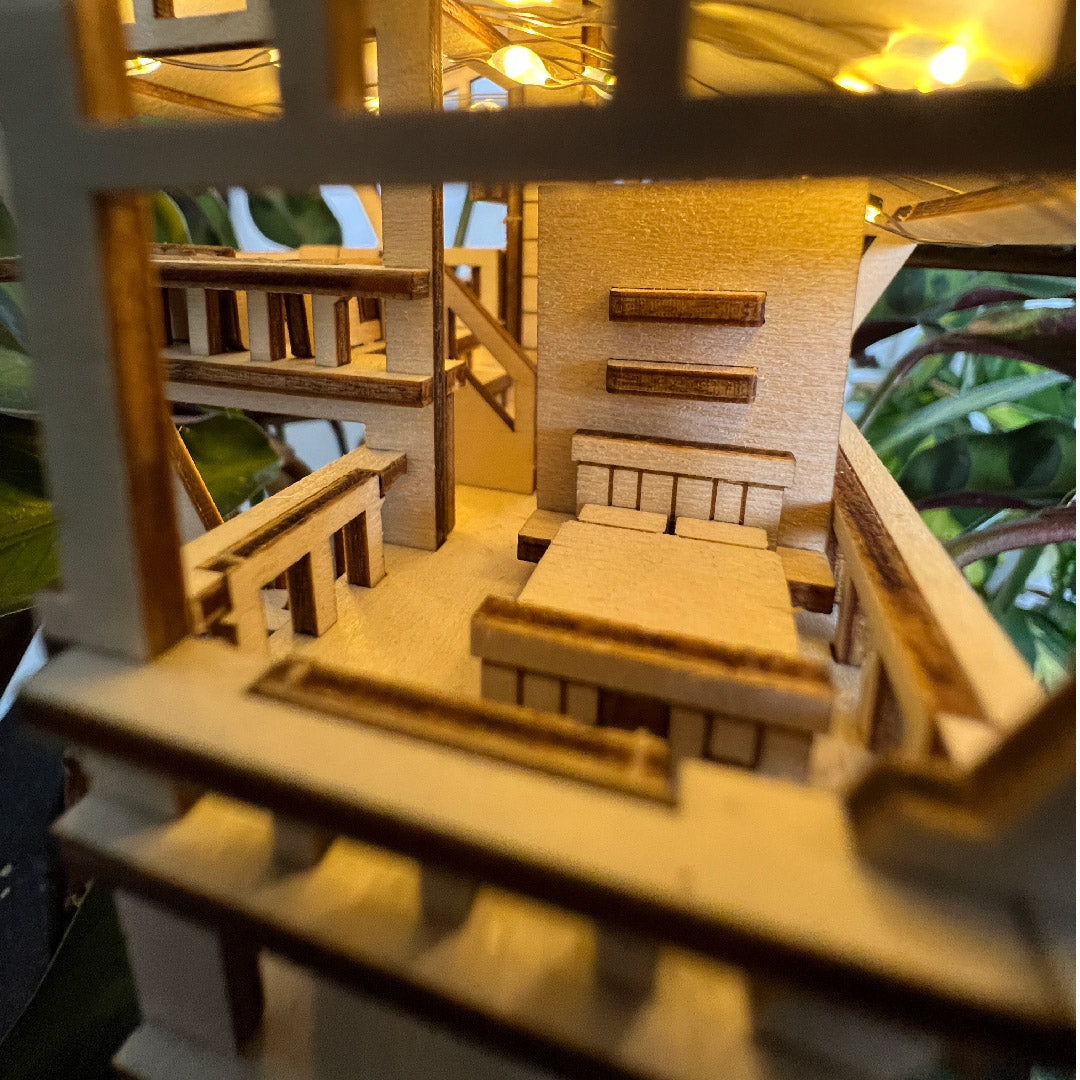 Winziges Baumhaus mit tropischem Aussichtspunkt