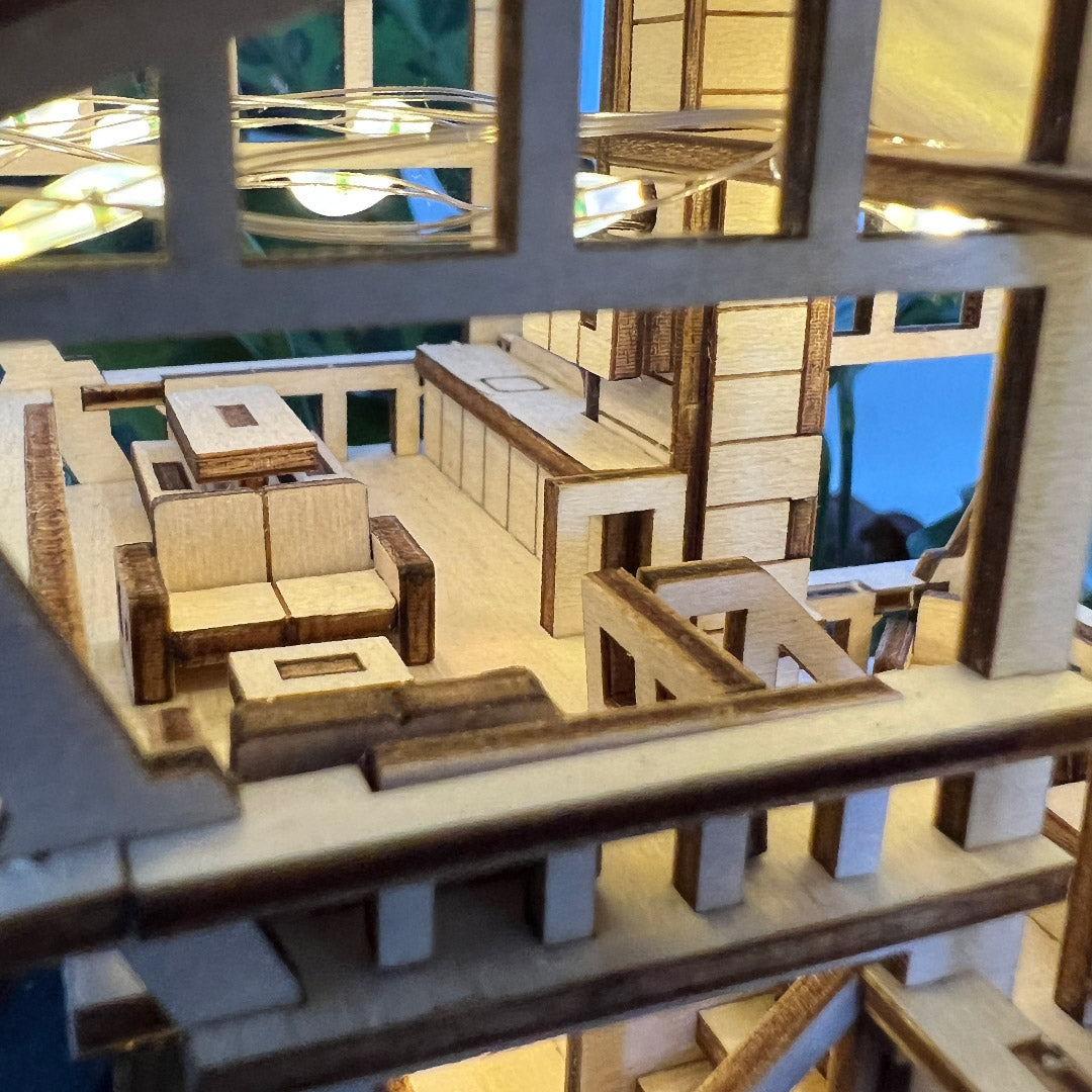Winziges Baumhaus mit tropischem Aussichtspunkt