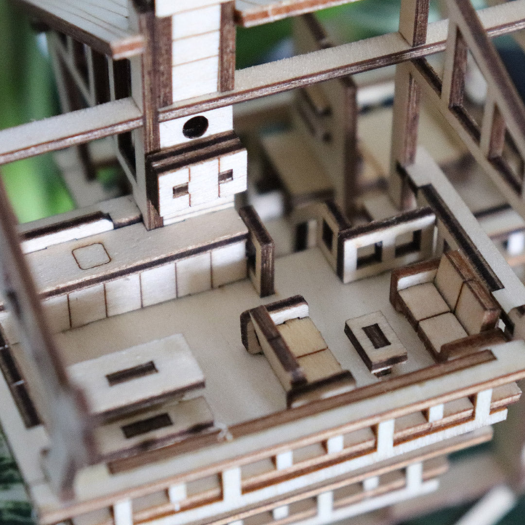 Winziges Baumhaus mit tropischem Aussichtspunkt