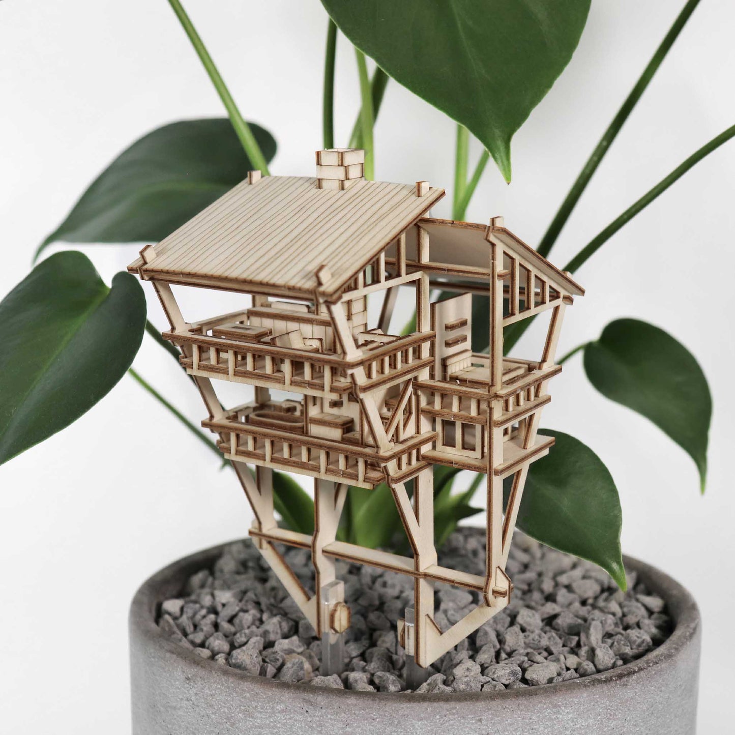 Winziges Baumhaus mit tropischem Aussichtspunkt