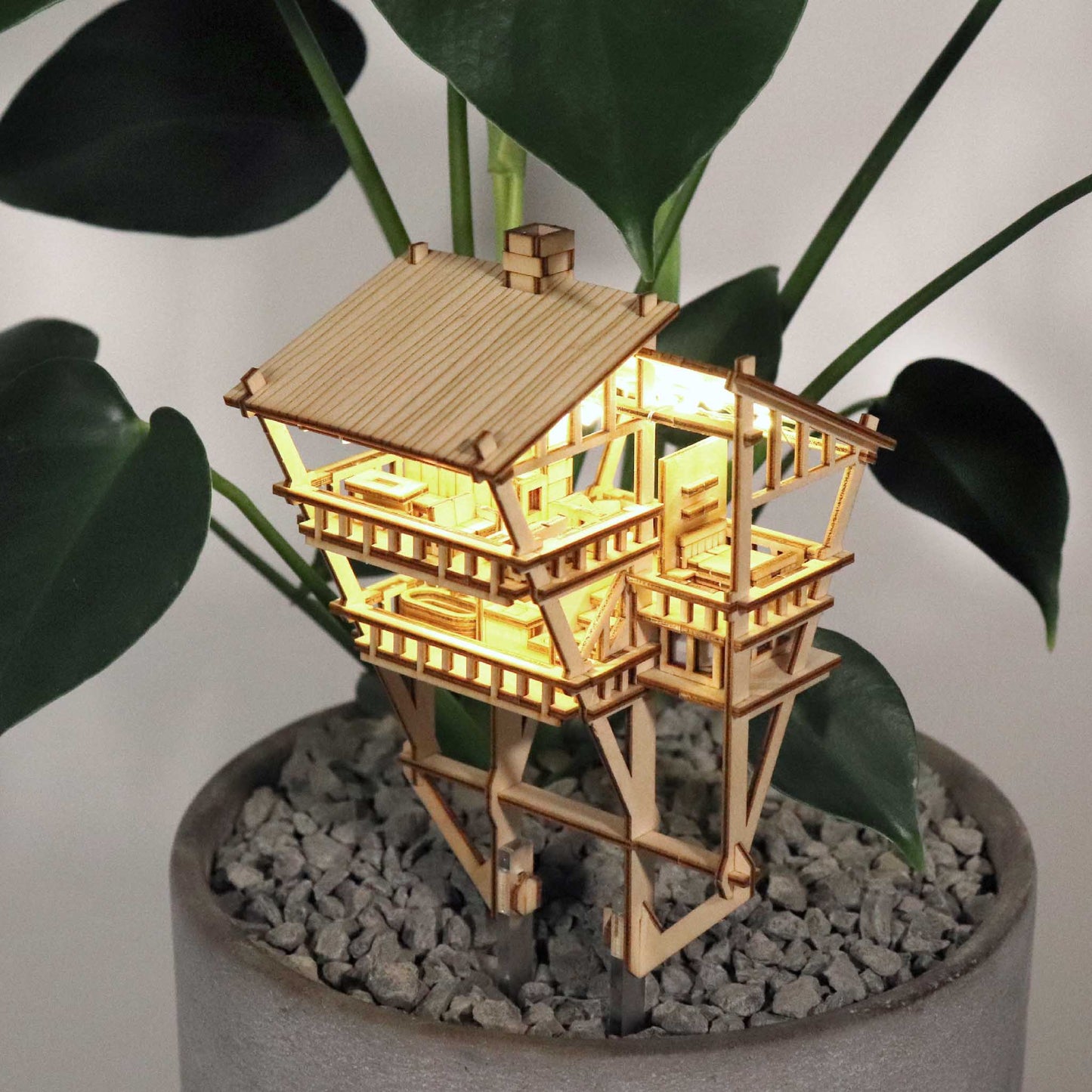 Winziges Baumhaus mit tropischem Aussichtspunkt