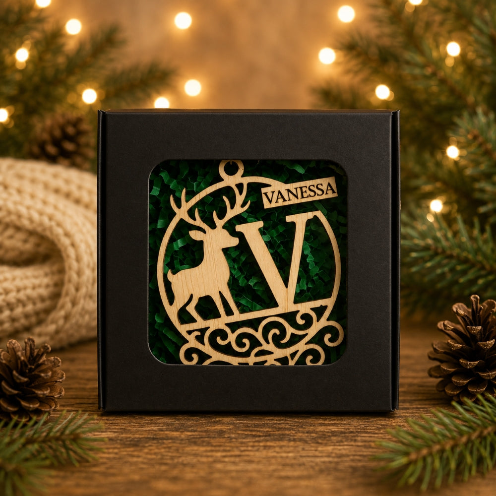 Hölzerne Weihnachtskugel mit personalisiertem Buchstaben und Namen