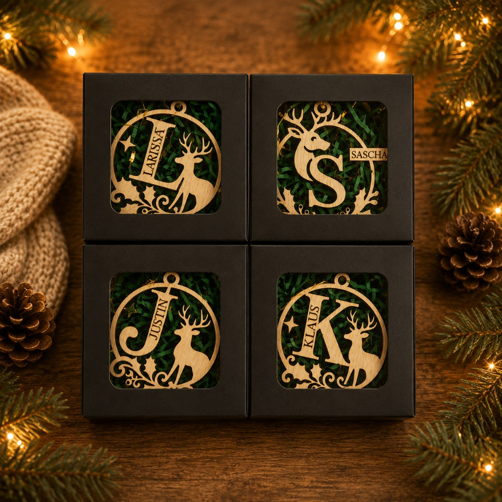 Hölzerne Weihnachtskugel mit personalisiertem Buchstaben und Namen